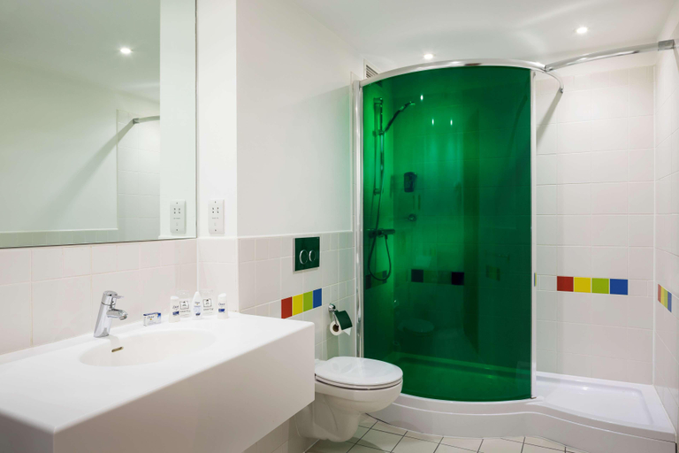 Bathroom 5, Park Inn by Radisson Manchester City Centre, Manchester