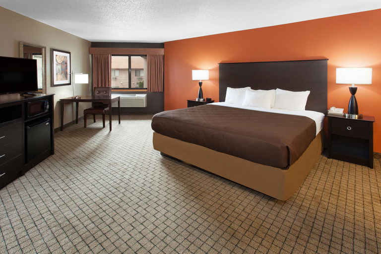 Bedroom 5, AmericInn by Wyndham Hartford WI, Washington