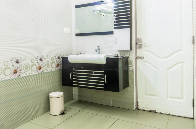 Bathroom 3, Jai Lake House, Alappuzha