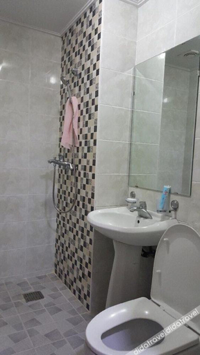 Bathroom 3, Eden Hostel, Jeju