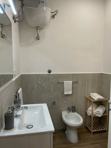 Bathroom 4, Maison Laezza, Napoli
