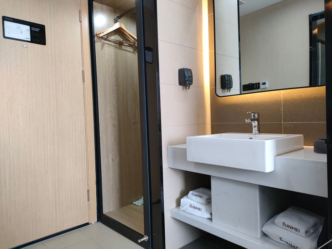 Bathroom 2, Four Seasons Light Residence Hotel, Xiantao