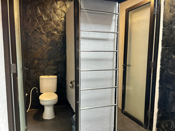 Bathroom 11