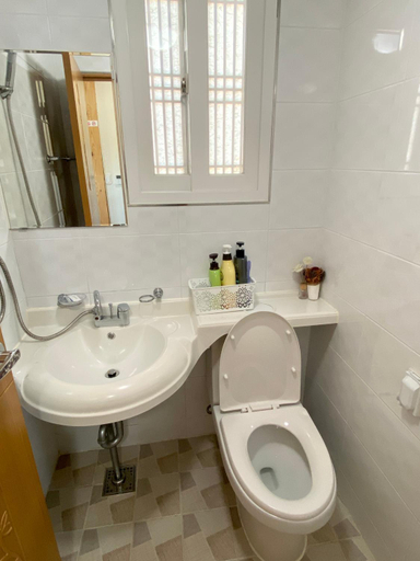Bathroom 3, Gyodong Gaon, Jeonju
