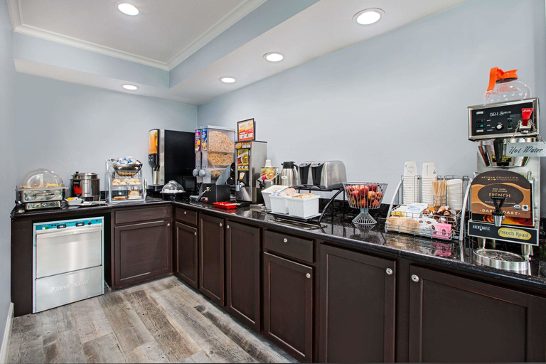 Food & Drinks, The Orchard Hotel Ukiah Free Breakfast and Pool, Mendocino