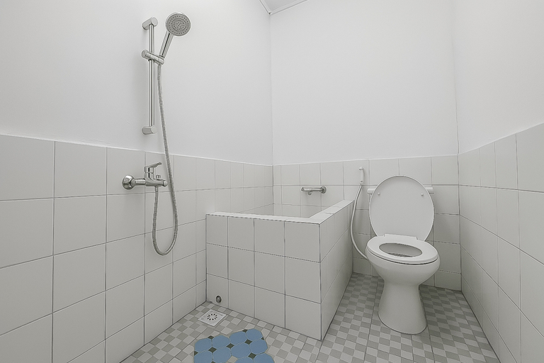 Bathroom 3, RedDoorz @ Pantai Sayangheulang Garut 2, Garut