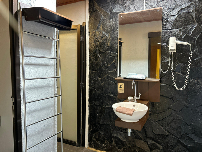Bathroom 13