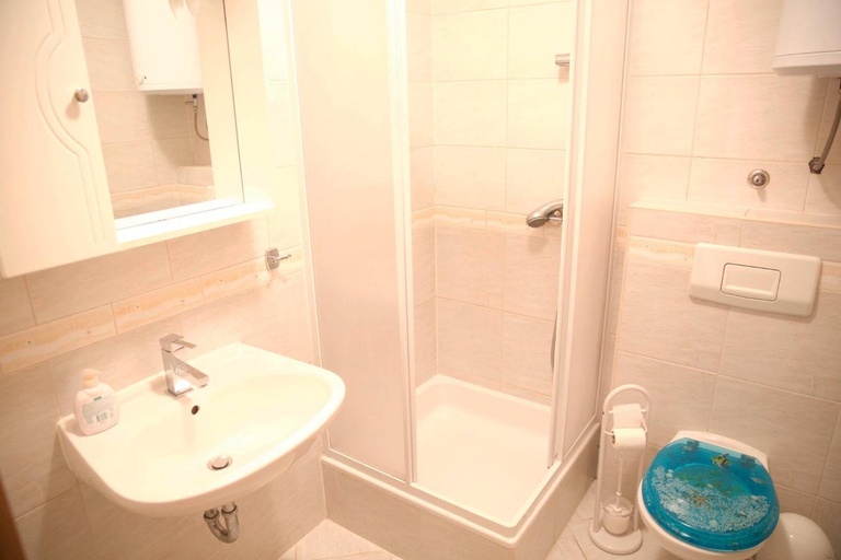 Bathroom 2, Villa mit Whirlpool fur 32 Per, Crikvenica