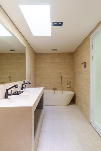 Bathroom 10