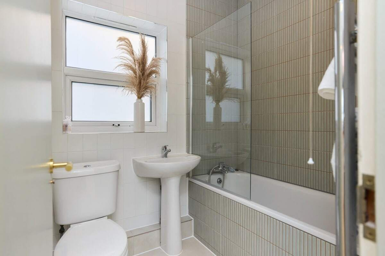 Bathroom, The Harlesden Retreat - Stunning 1bdr With Garden, London