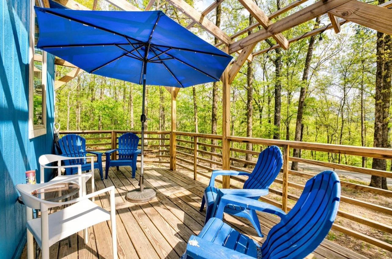 Others 3, Blue Bungalow Lake Hamilton, Garland