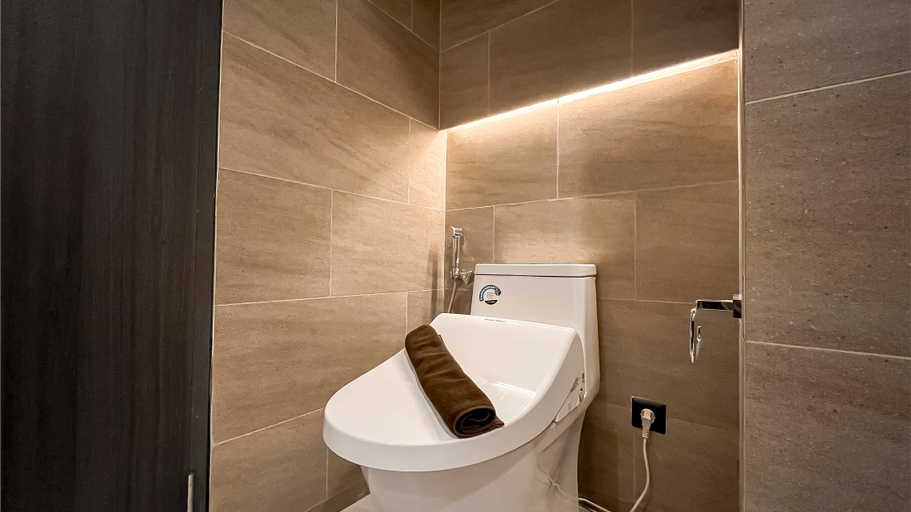 Bathroom 5, Comfy and Spacious Studio Apartment Carstensz Residence By Travelio, Tangerang Selatan