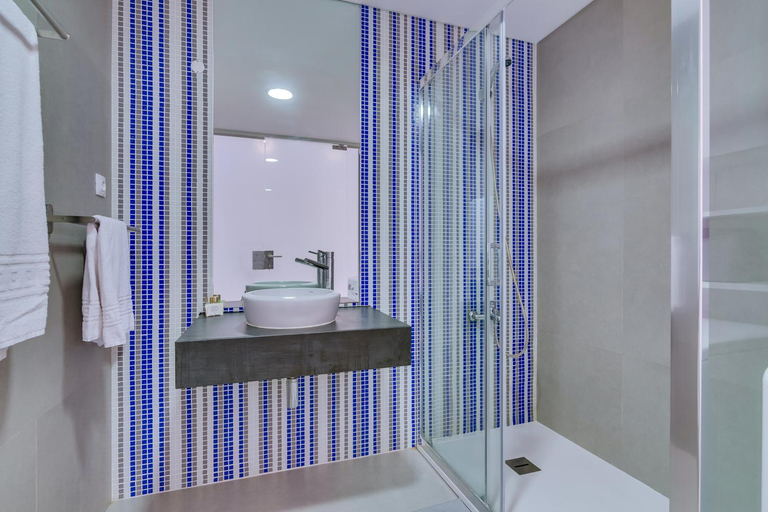 Shower 5, Side Villas - 1bdr Retreat with BBQ & Patio, Loulé