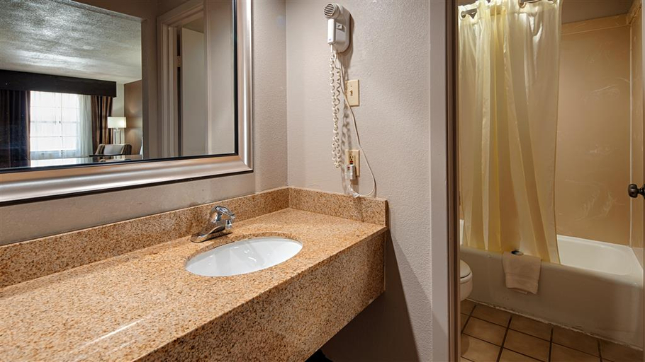Bathroom 4, Quality Inn & Suites Stuttgart North, Arkansas