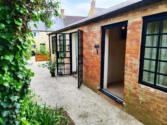 Exterior & Views 1, Cotswold Bankview, Gloucestershire