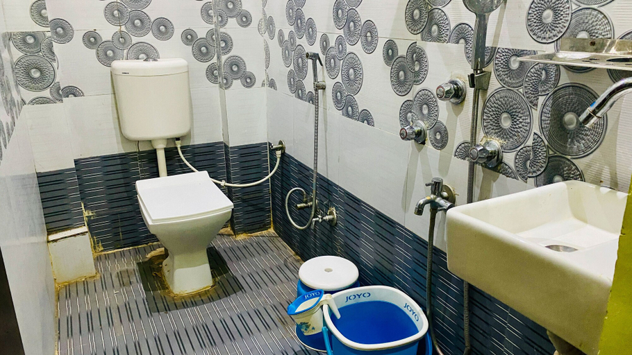 Bathroom 4, Hotel Manoram, Ujjain