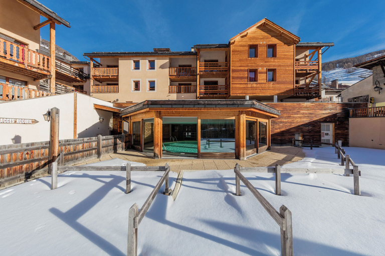 Exterior & Views