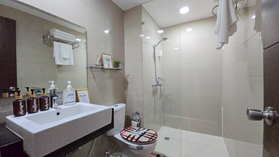 Bathroom 4, Brand New Venice Grand Canal Chic Top Balcony, Gondola Boat Ride View, Taguig