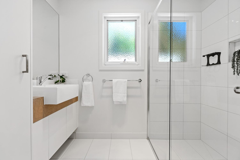 Bathroom 4, Tasman Holiday Parks - South Bright, Alpine - East