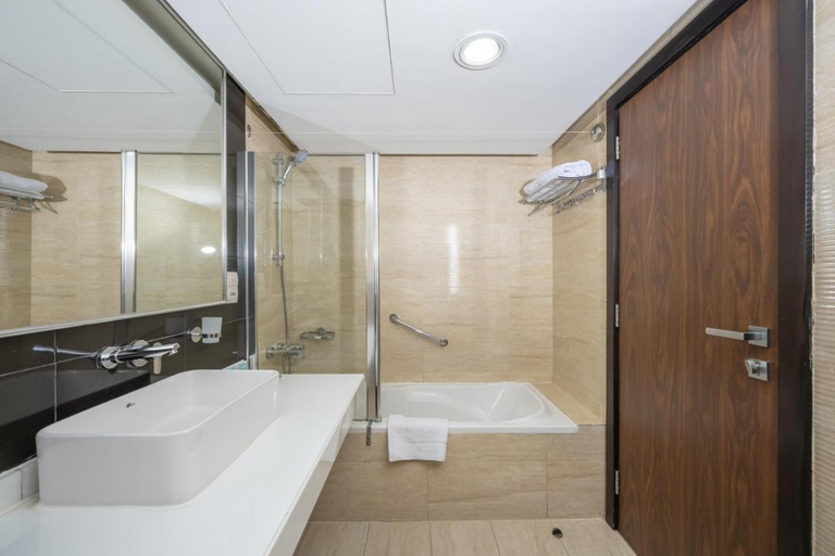 Bathroom 5, Pearl Swiss Hotel, Dubai