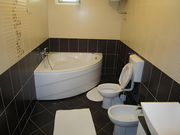 Bathroom 4, Huter Apartments