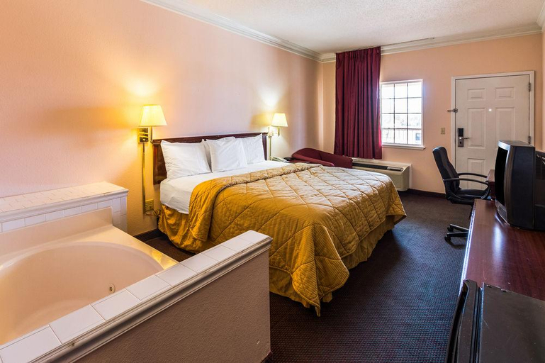 Bedroom 3, Rodeway Inn Stephenville, Erath