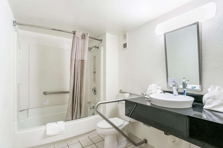 Bathroom 4, Rodeway Inn Baltimore - Inner Harbor South, Baltimore