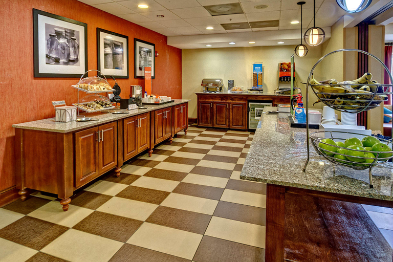 Food & Drinks 5, Hampton Inn Cleveland, Bolivar