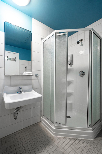 Bathroom 3, Auberge Internationale De Quebec, Communauté-Urbaine-de-Québec