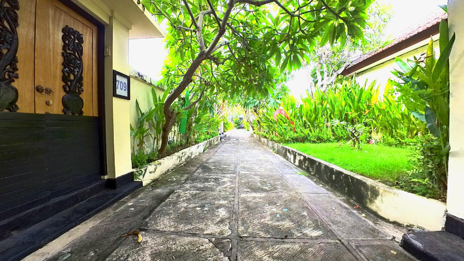 Exterior & Views