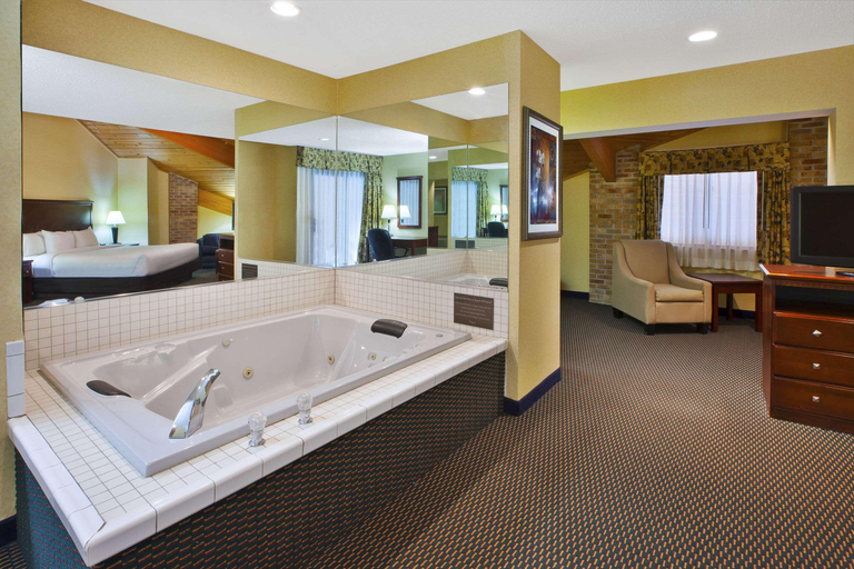 Bathroom 4, Quality Inn Marshall near I-69, Calhoun