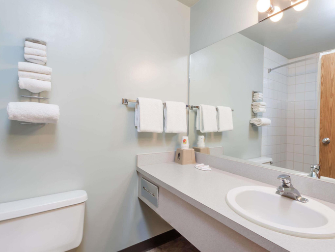 Bathroom 5, Days Inn by Wyndham Taber, Division No. 2