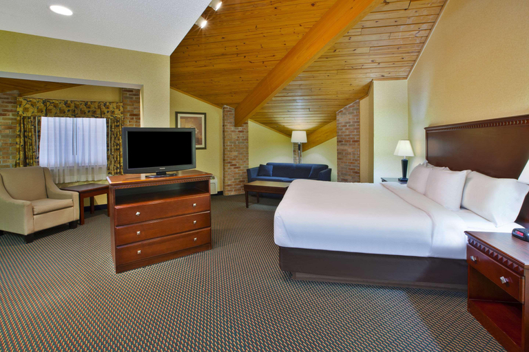 Bedroom 3, Quality Inn Marshall near I-69, Calhoun