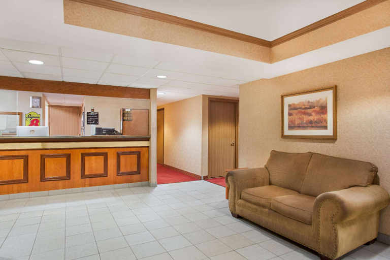 Public Area, Super 8 by Wyndham Defiance, Defiance