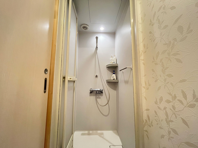 Bathroom 3, Julian's, Fujimi