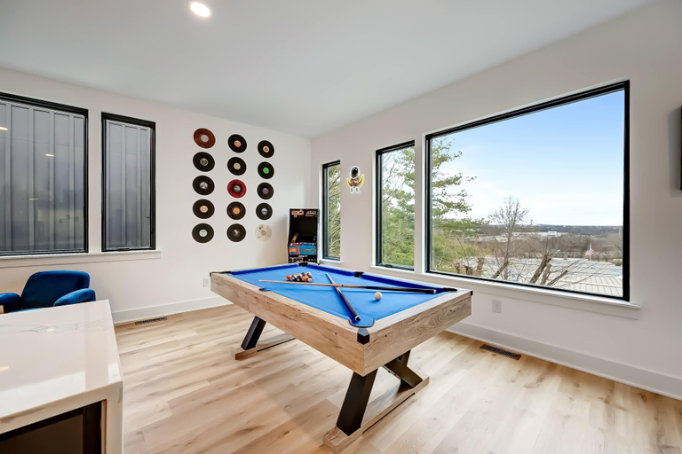 Room 2, Luxury Hot tub Rooftop Deck Game Room Nashville, Davidson
