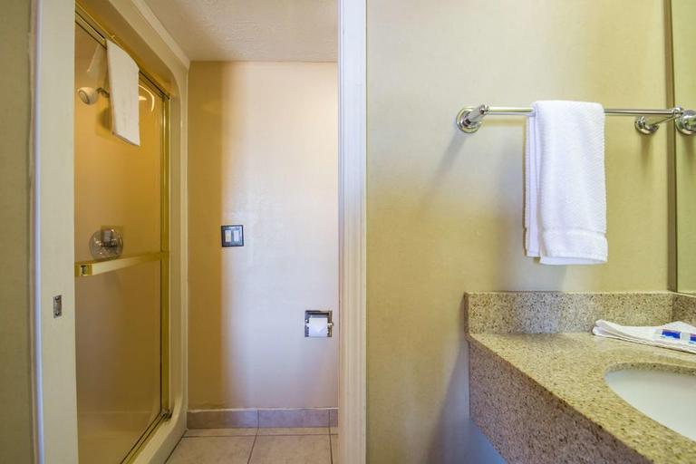 Bathroom 4, Motel 6 Indianapolis, IN - Airport, Indianapolis