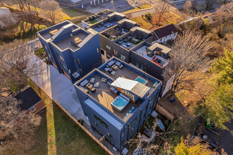 Room 4, Luxury Hot tub Rooftop Deck Game Room Nashville, Davidson