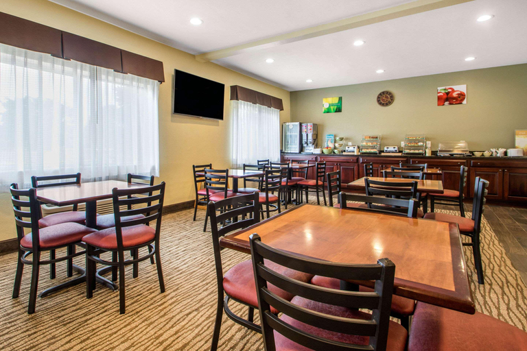 Food & Drinks 5, Quality Inn & SUI Wisconsin Dells DWNTN-Waterparks, Sauk