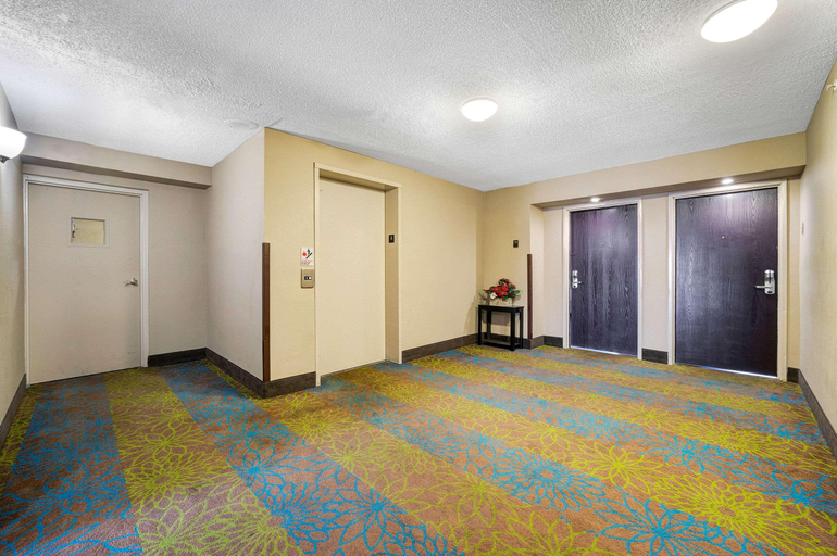 Public Area 3, Wingate by Wyndham Leesburg Florida, Lake