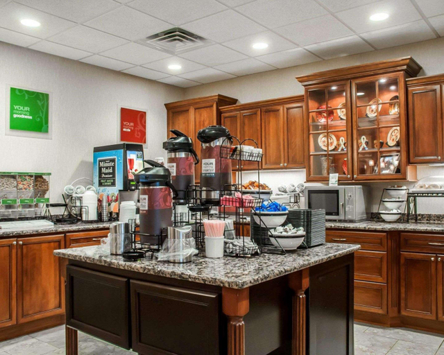 Food & Drinks 5, Comfort Inn & Suites Watertown - 1000 Islands, Jefferson