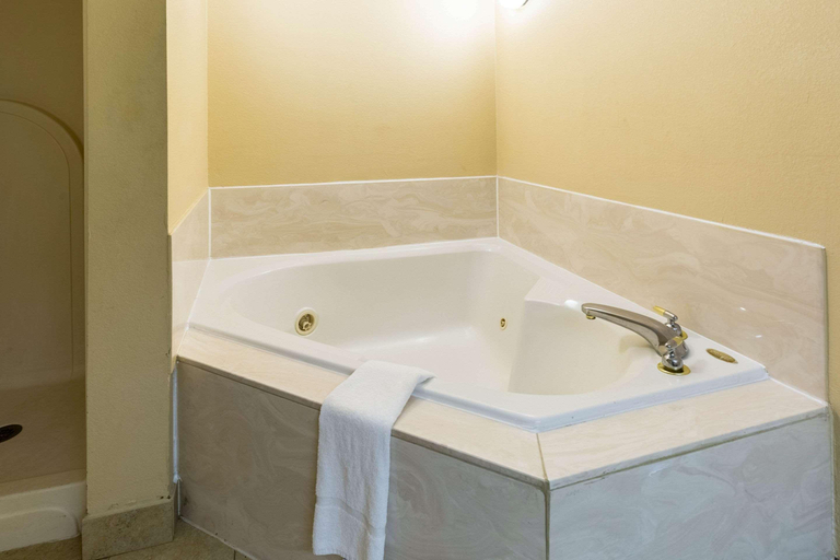 Bathroom 4, Quality Inn Riverfront Center, Rapides