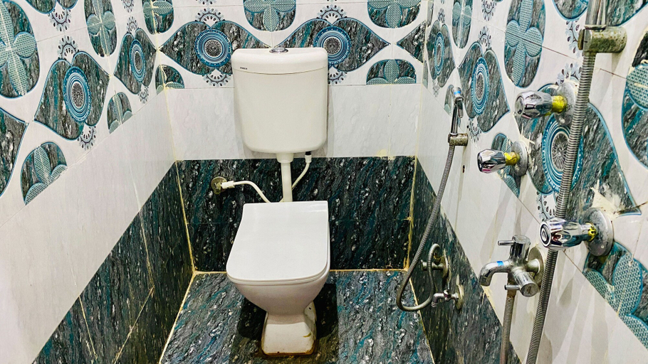 Bathroom 5, Hotel Manoram, Ujjain