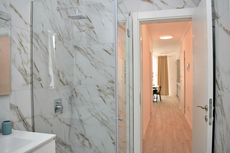 Bathroom 3, White Moon Apartments, Durrësit