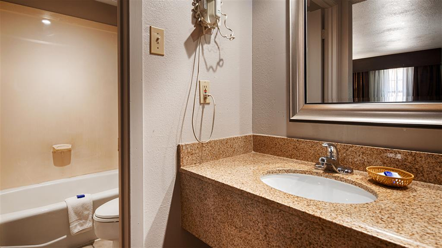 Bathroom 4, Quality Inn & Suites Stuttgart North, Arkansas