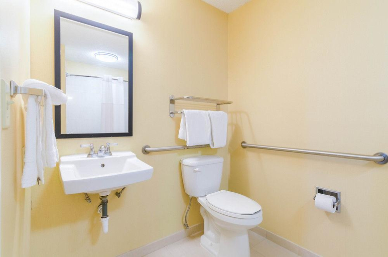 Bathroom 4, Quality Inn, Keith