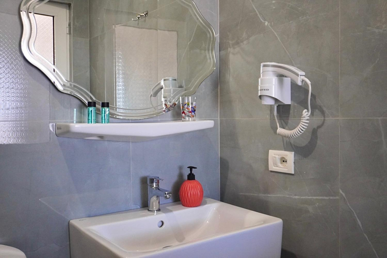 Bathroom 4, Marku Palace, Sarandës