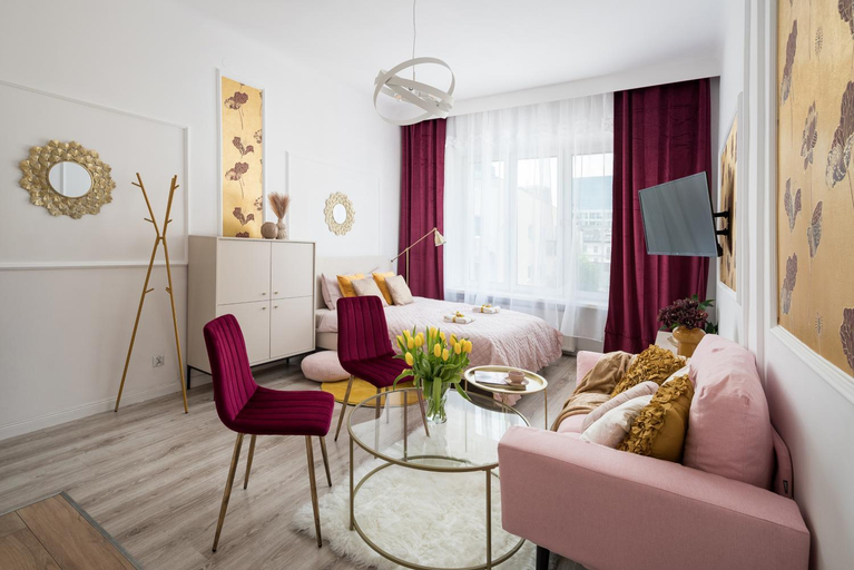 Others 2, Pink Elephant 2x1BR Studio in historic Tenement House 1 km from Warsaw Central, Warsaw