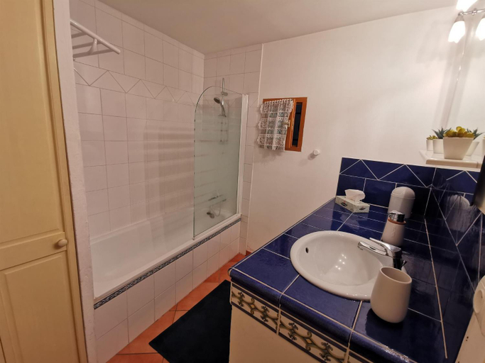 Bathroom 3, Anthemis I, II, III, Pyrénées-Orientales