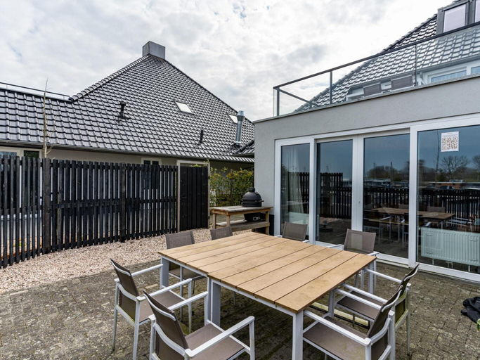 Others 4, Holiday Home in Sneek with Waterfront Jetty, Sneek